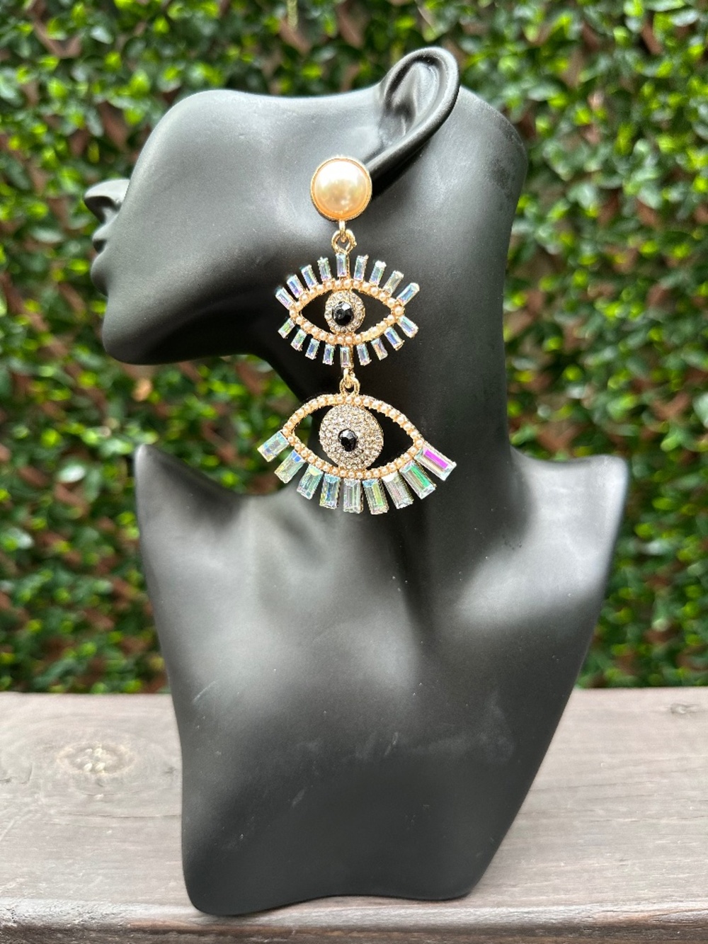 Eye earrings with gold-tone